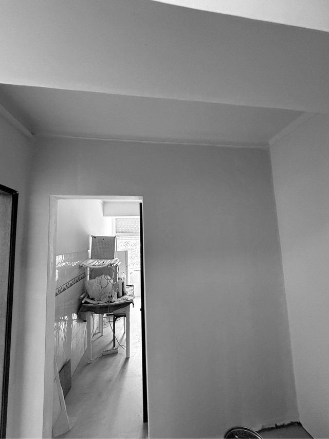 Compartimento recém-pintado com vão para a cozinha em obra, Lavradio — fotografia 2 de 2