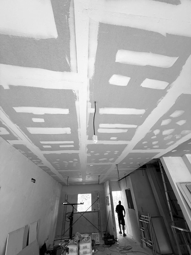 Interior amplo com teto falso em gesso cartonado e juntas tratadas, Vale da Amoreira — fotografia 2 de 10