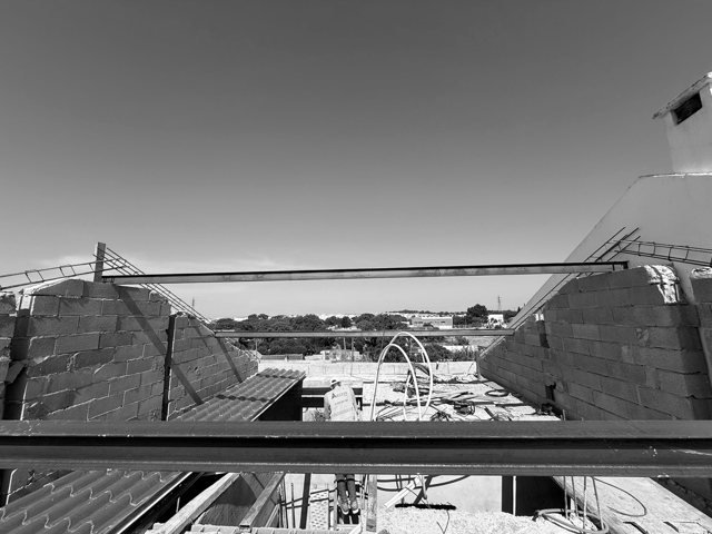 Vista panorâmica da cobertura em execução, com paredes de bloco e perfis metálicos, Vale da Amoreira — fotografia 4 de 10