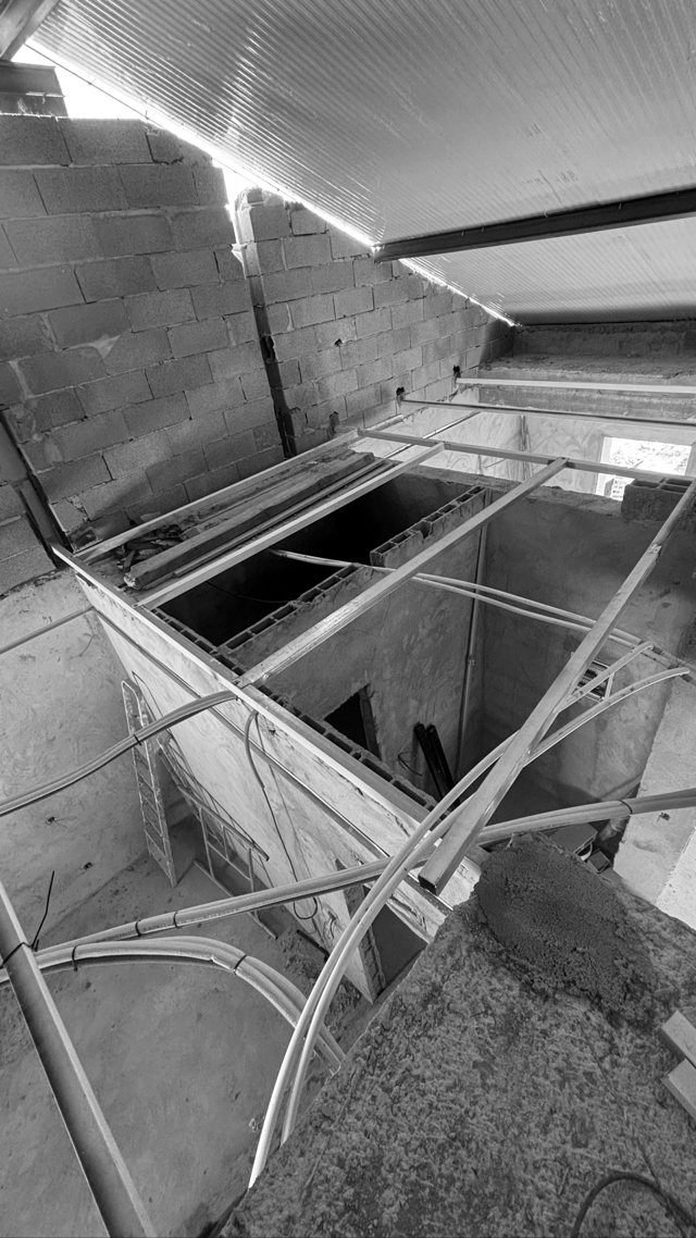Estrutura interior da cobertura, vigas metálicas e vão entre pisos, Vale da Amoreira — fotografia 9 de 10