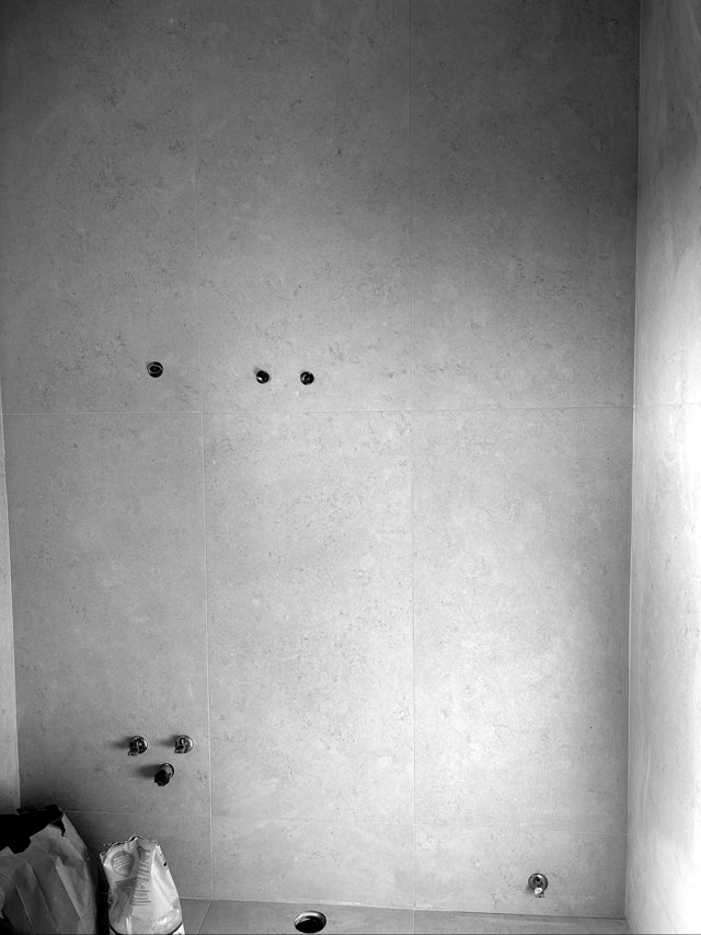 Parede rebocada com pontos de canalização e esgoto de instalação sanitária, Vale da Amoreira — fotografia 1 de 3