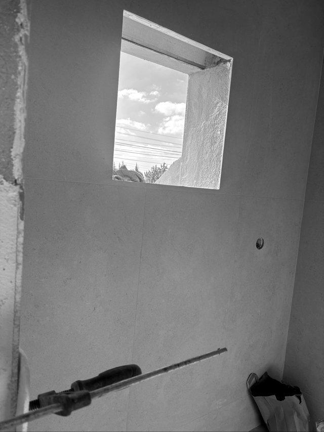 Parede rebocada com vão de janela e ponto técnico, Vale da Amoreira — fotografia 2 de 3