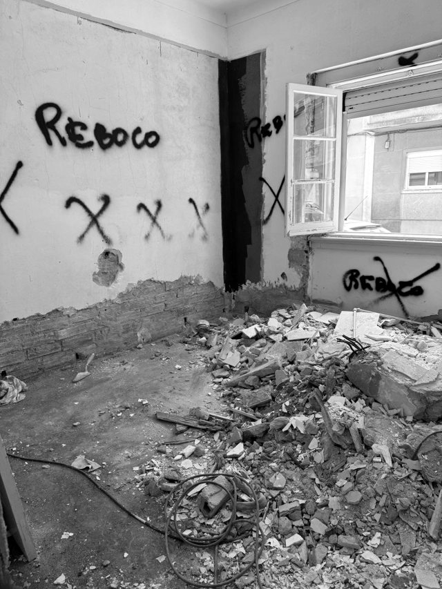 Divisão com paredes marcadas para reboco e alvenaria exposta, Lavradio — fotografia 1 de 7