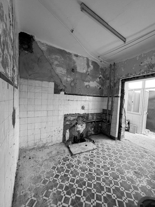 Cozinha parcialmente demolida com acesso ao logradouro, Lavradio — fotografia 3 de 7