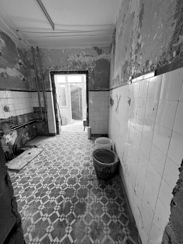 Vista longitudinal da cozinha em obra, com pavimento hidráulico original, Lavradio — fotografia 4 de 7