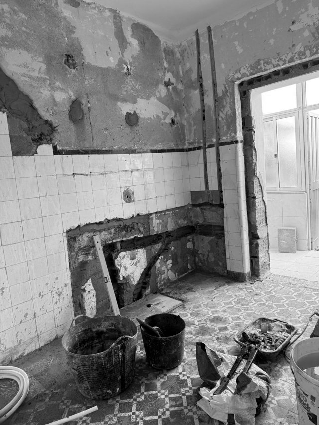 Zona da cozinha com roços para instalações e vão de bancada aberto, Lavradio — fotografia 5 de 7